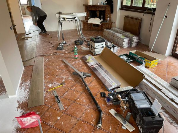 Posa parquet in corso a Vercelli con preparazione pavimento eseguita da Palumbo Pavimenti