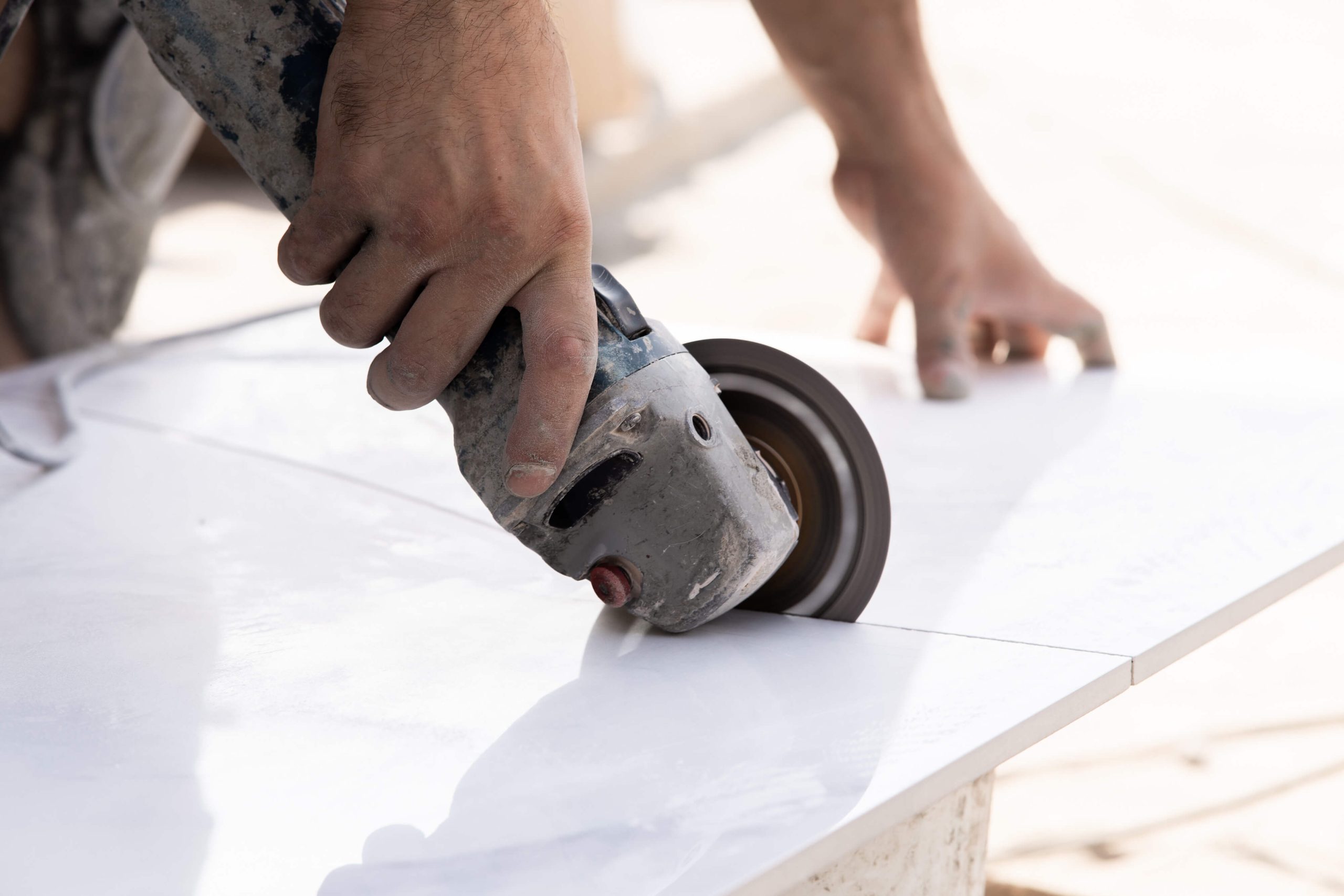 Lucidatura marmo bianco con macchina professionale a Vercelli