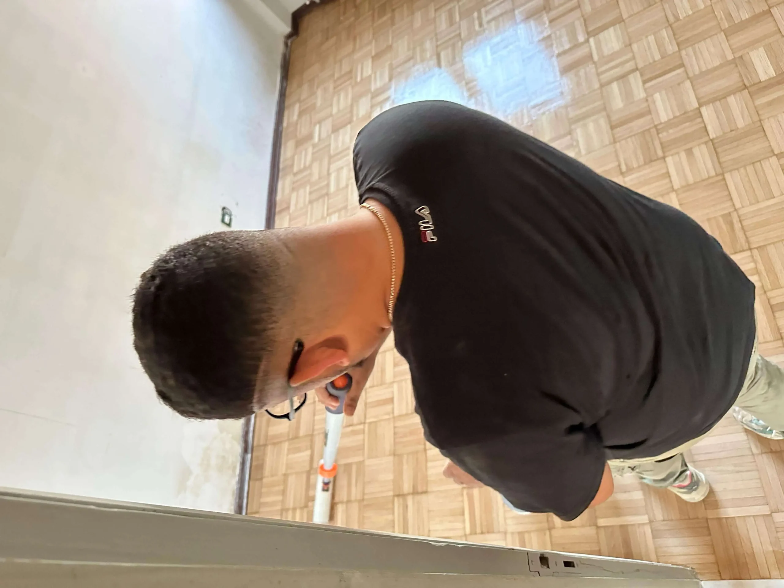 Operatore durante levigatura pavimento in marmo a Vercelli