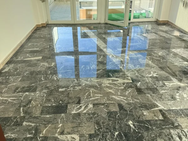 Pavimento in marmo lucidato a specchio dopo levigatura professionale a Vercelli eseguita da Palumbo Pavimenti