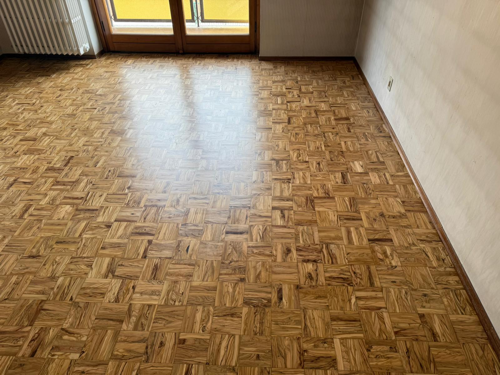 Levigatura parquet mosaico chiaro a Vercelli