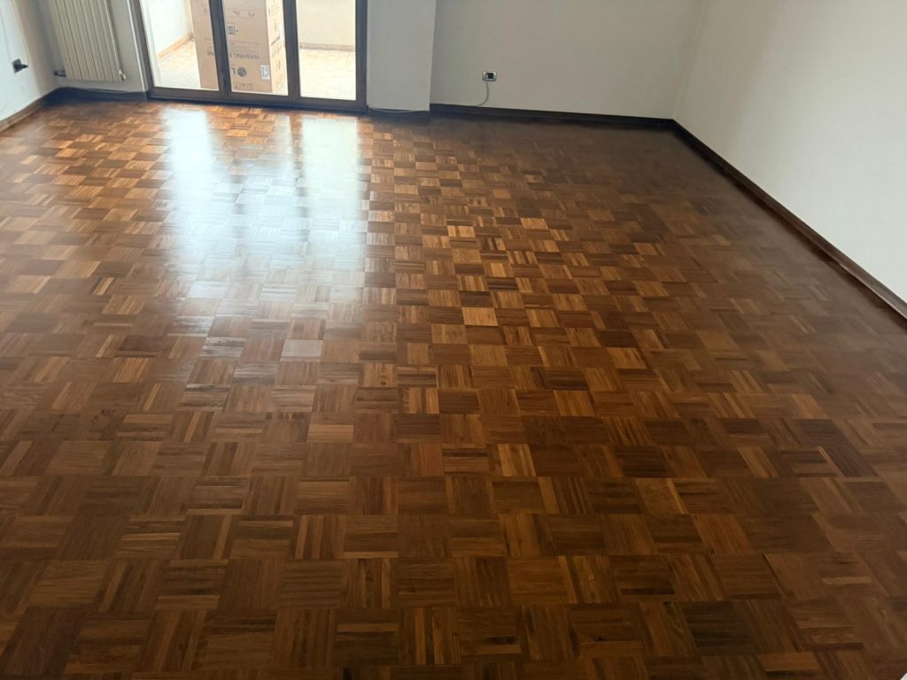 Levigatura parquet mosaico scuro a Vercelli