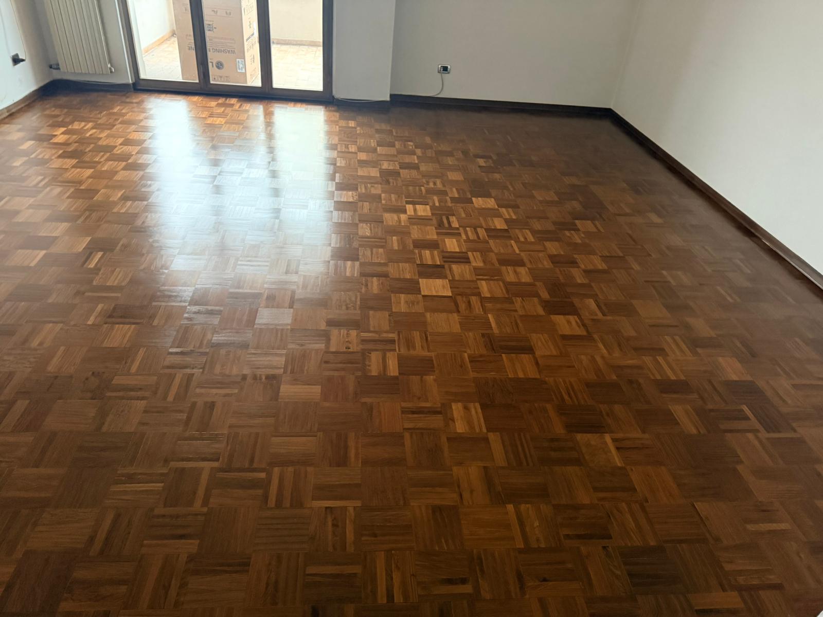 Levigatura parquet mosaico scuro a Vercelli