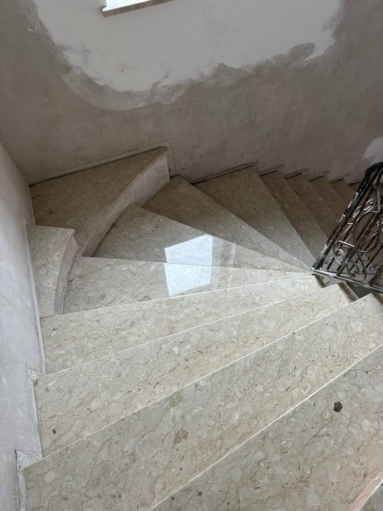 Lucidatura scala in marmo chiaro a Vercelli