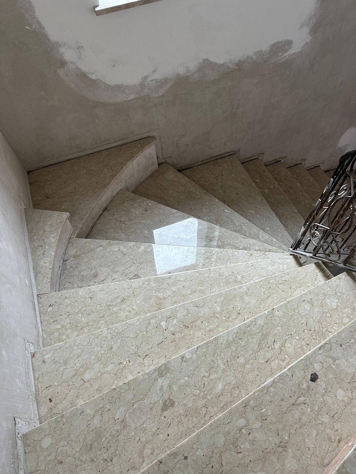 Lucidatura scala in marmo chiaro a Vercelli