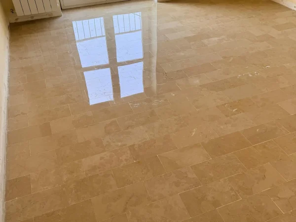 Pavimento in marmo beige lucidato in appartamento a Vercelli dopo levigatura professionale di Palumbo Pavimenti
