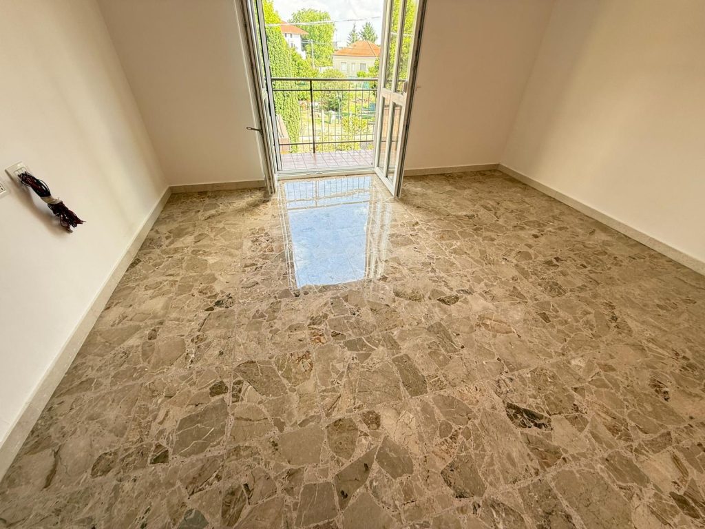 Pavimento in marmo beige brecciato lucidato a Vercelli dopo levigatura professionale di Palumbo Pavimenti