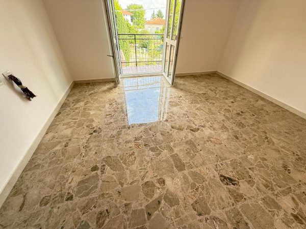Pavimento in marmo beige brecciato lucidato a Vercelli dopo levigatura professionale di Palumbo Pavimenti