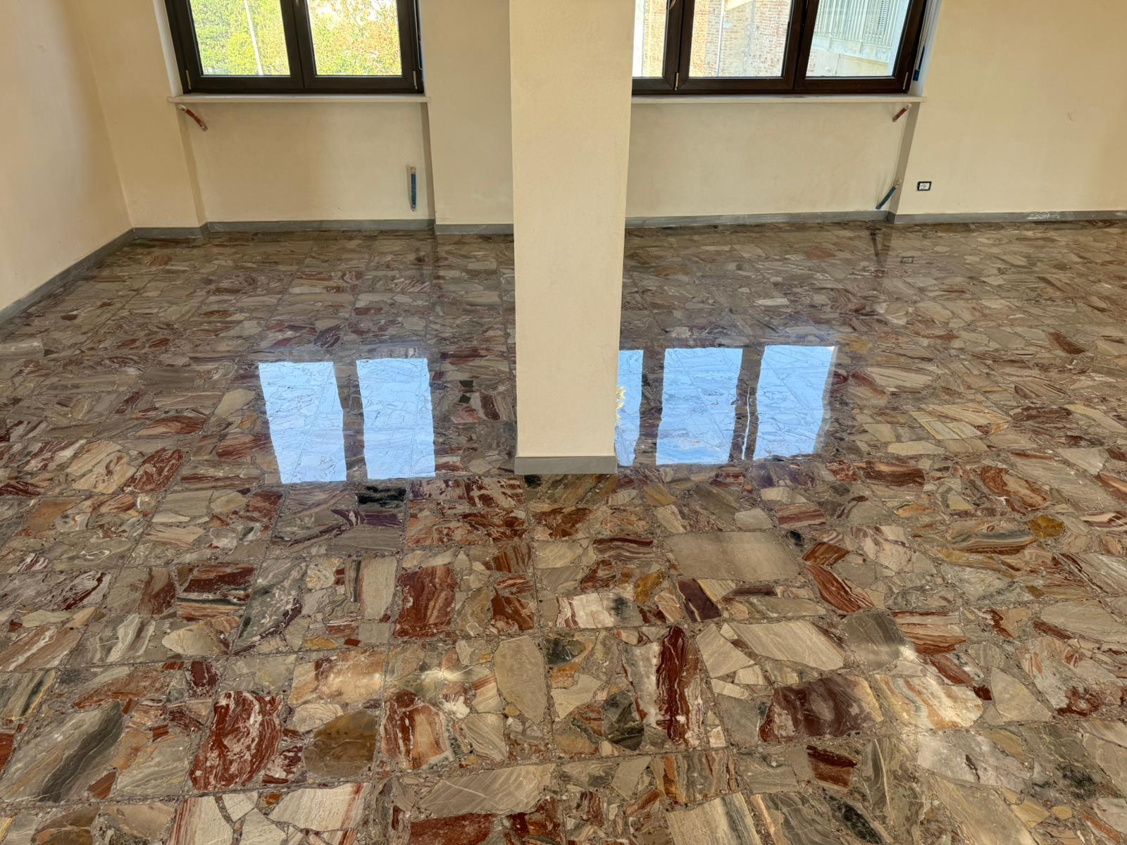 Pavimento in marmo rosso brecciato lucidato a Vercelli dopo levigatura professionale di Palumbo Pavimenti