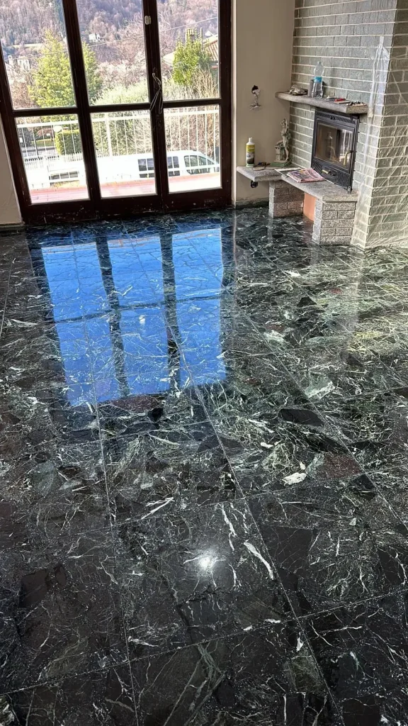 Lucidatura marmo verde scuro effetto specchio a Vercelli