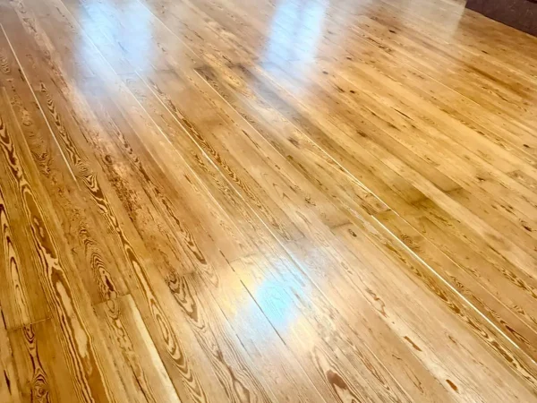 Confronto prima e dopo la levigatura professionale di parquet a Vercelli eseguita da Palumbo Pavimenti