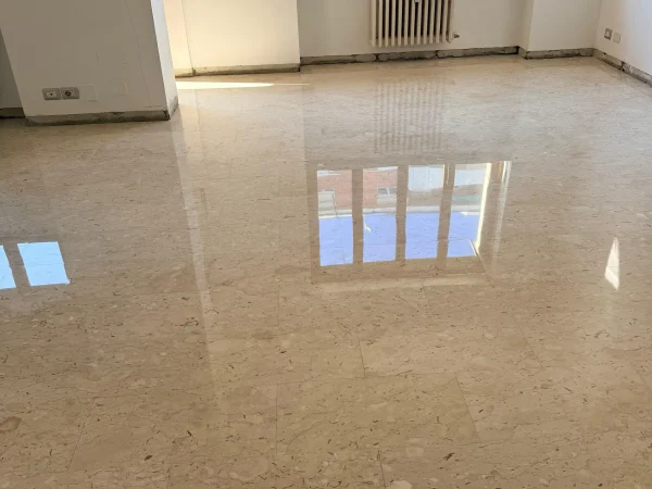 Pavimento in marmo chiaro lucidato in appartamento a Vercelli dopo intervento professionale di Palumbo Pavimenti