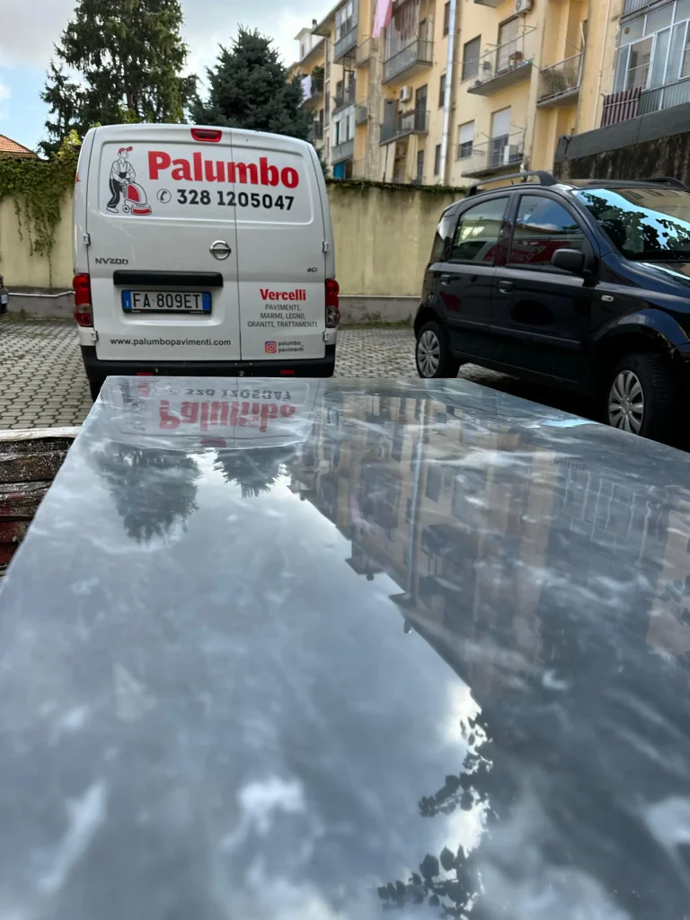 Furgone Palumbo Pavimenti a Vercelli specializzato in levigatura marmo, parquet e graniglia